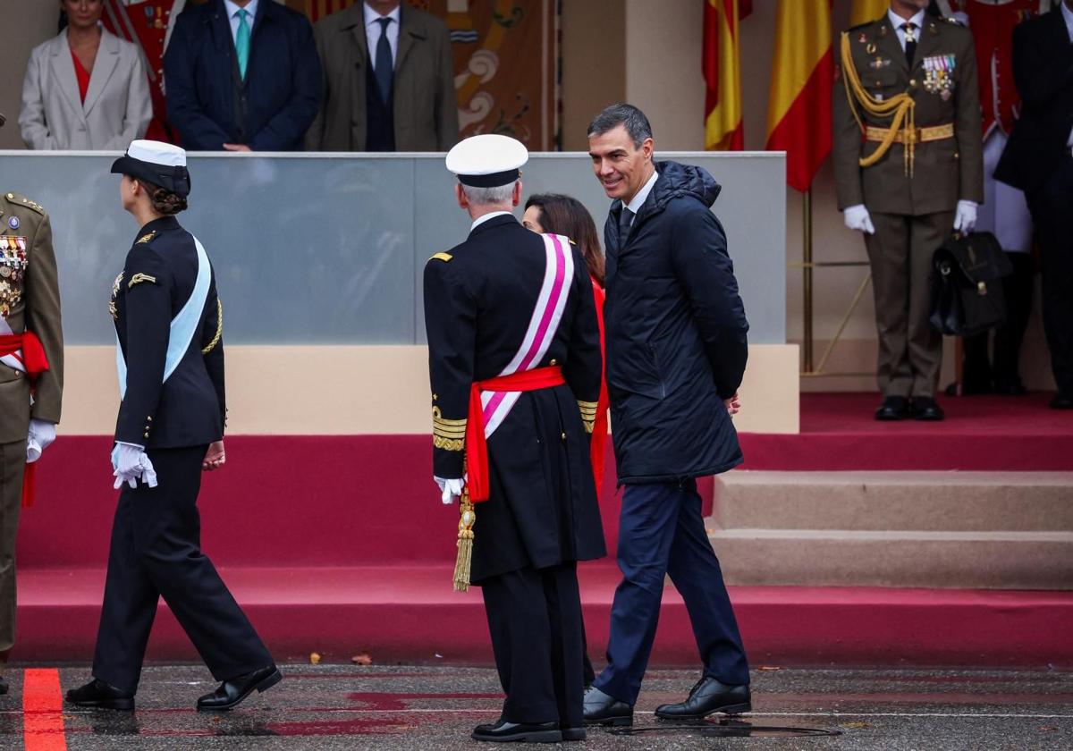 Pitos y gritos a Sánchez a su llegada al desfile del 12 de octubre