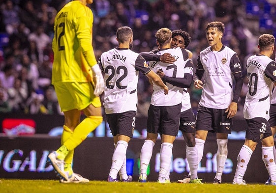 Los jugadores del Valencia, celebrando uno de los goles.