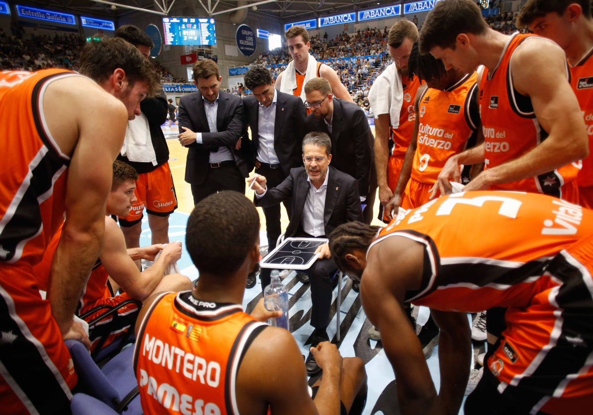 Pedro Martínez da instrucciones durante el partido de Lugo.