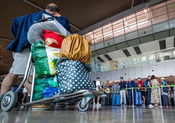 Pasajeros en el aeropuerto de Manises.