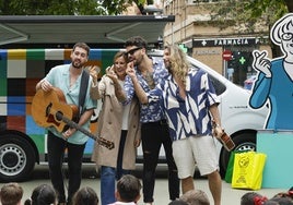 La alcaldesa de Valencia, María José Catalá, junto al grupo musical Bombai.