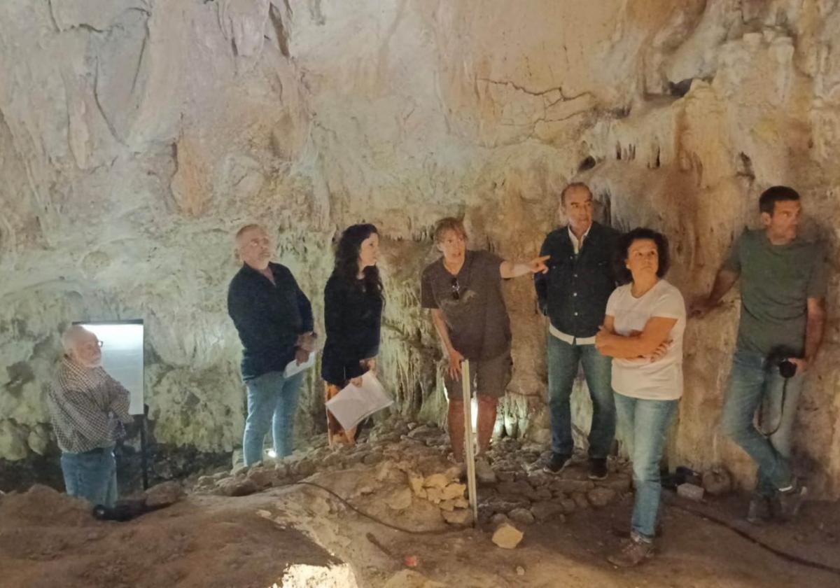 La diputada Carmen Sellés, en su visita a la cueva.