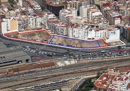 Los terrenos frente a la estación en los que han subastado tres parcelas, delimitados en color azul.