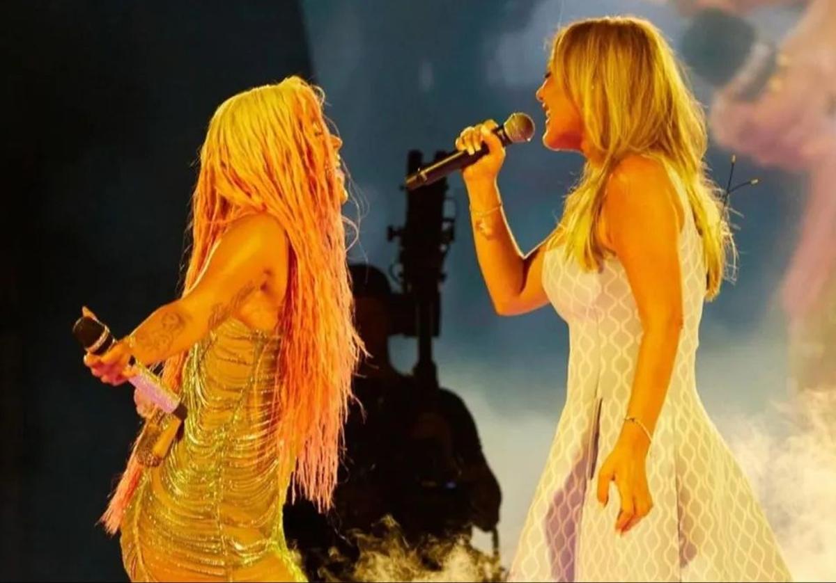 Amaia Montero y Karol G durante el concierto en el Santiago Bernabéu.