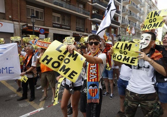 Una de las protestas contra Lim en los aledaños de Mestalla.