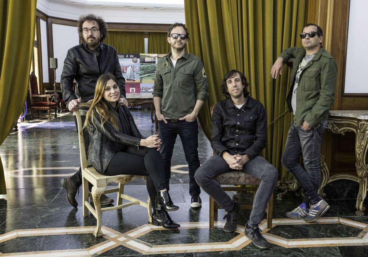 La formación de la banda con la ya excantante Leire Martínez.