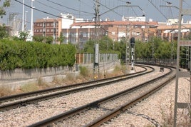 Paso a nivel vías metro a su paso por Torrent.