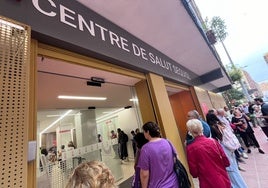 Colas en el nuevo centro de salud de Castellón.