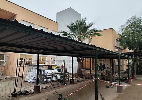 Material de construcción en el patio del CEIP Félix Rodríguez de la Fuente de Manises.