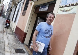 Bernardo Carrión, propietario del restaurante vegetariano La Lluna, en la calle San Ramón, junto al casal de Berta Peiró.