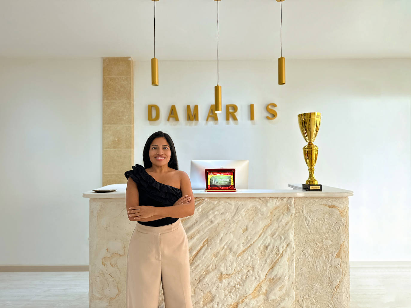 Damaris Chipuxi, en su negocio situado en el centro histórico de Xàbia.