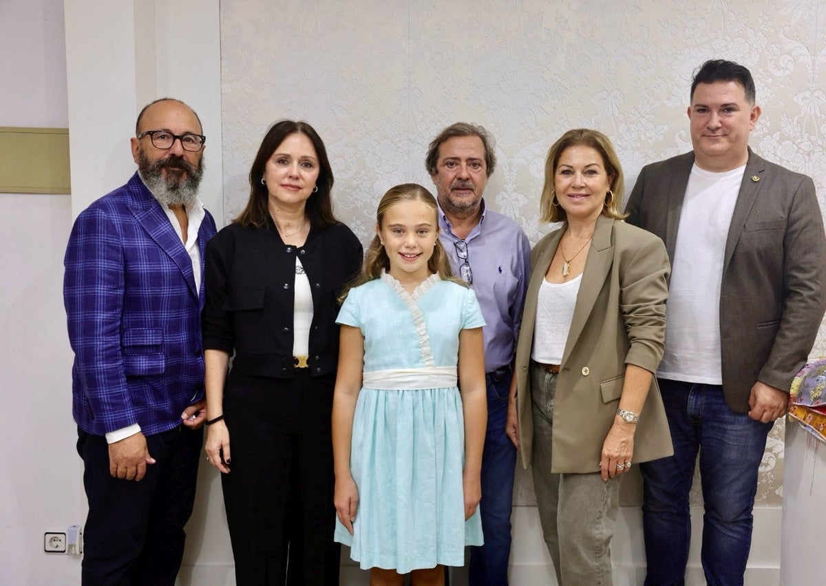 Imagen secundaria 1 - Lucía García, en la firma Vives y Marí, escogiendo el color del espolín fallera mayor.