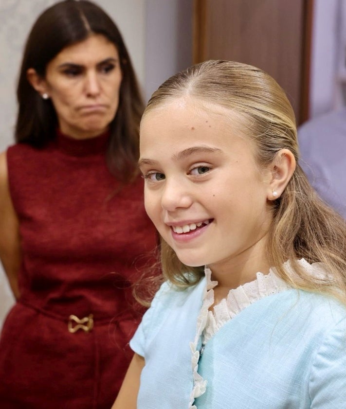 Imagen secundaria 2 - Lucía García, en la firma Vives y Marí, escogiendo el color del espolín fallera mayor.