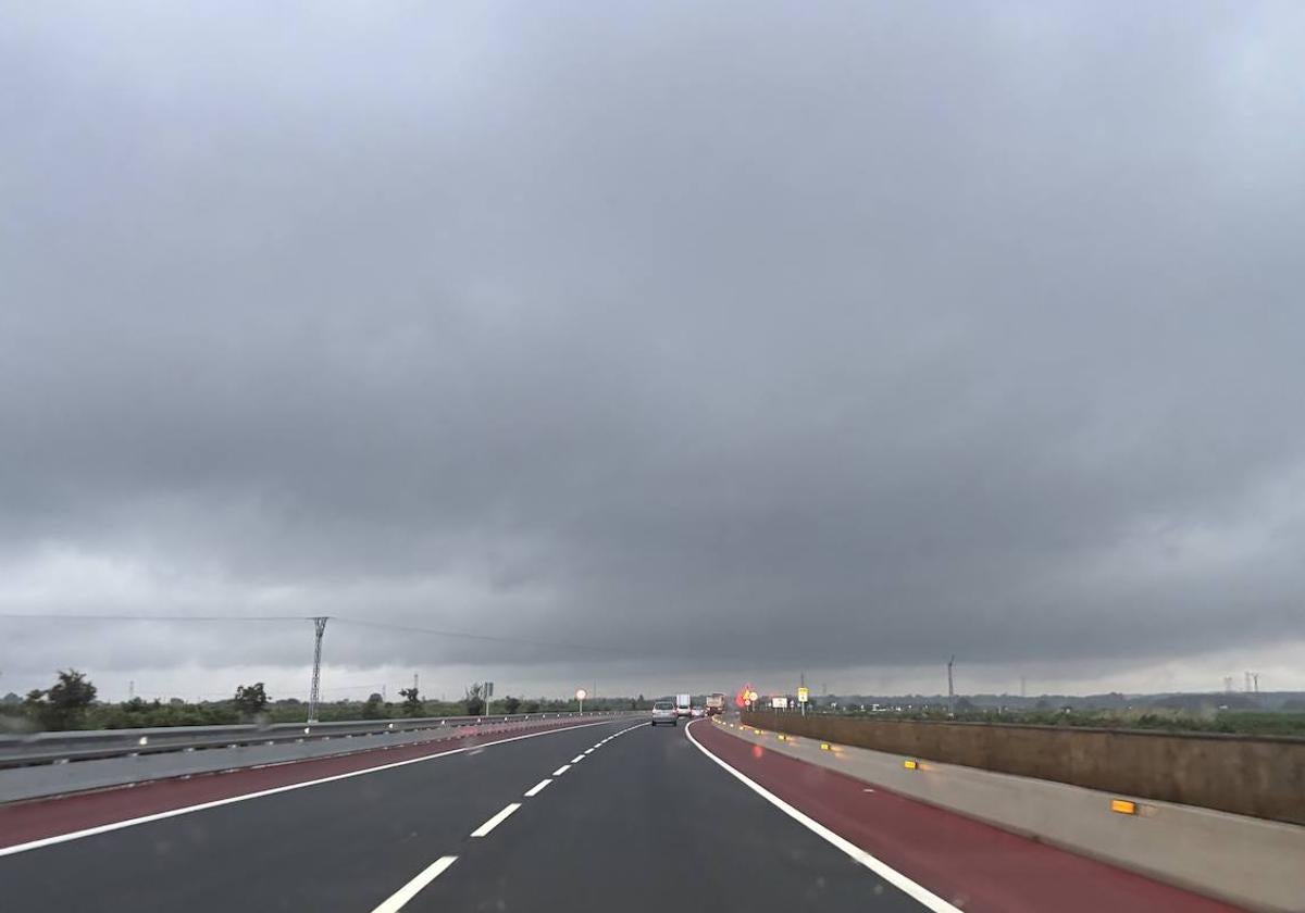 Cielo nublado y lluvias este martes en Valencia.