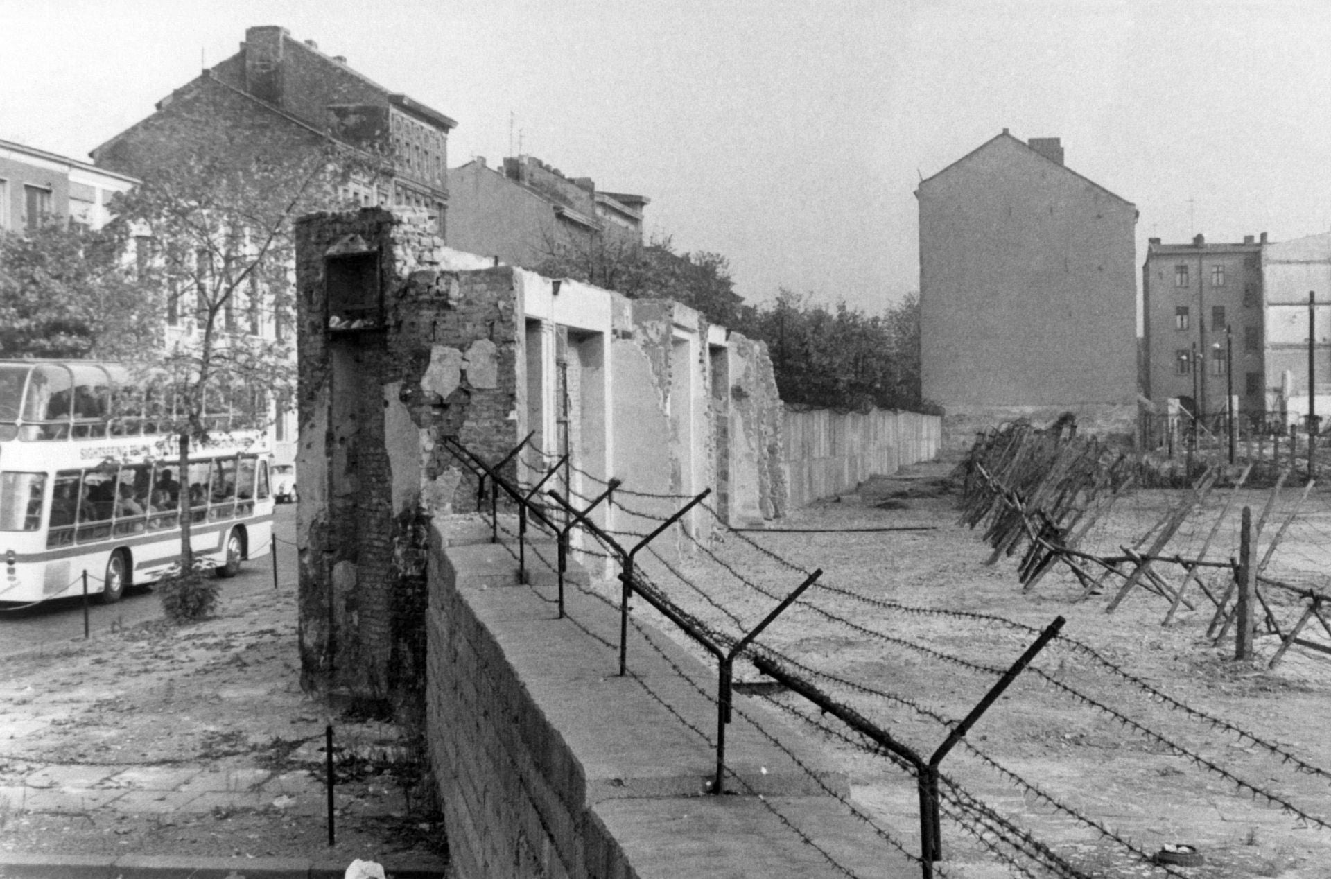 Fotografía tomada el 22 de agosto de 1965 que muestra el muro de Berlín en la calle Bernauer.