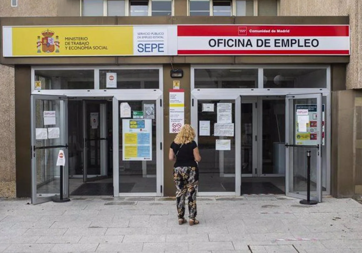 Una mujer frente a una oficina del SEPE en una imagen de archivo.