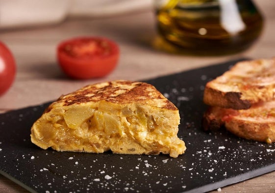 Un pincho de tortilla de patatas. Imagen de archivo.