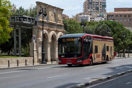 Un autobús recorre la calle Guillem de Castro.