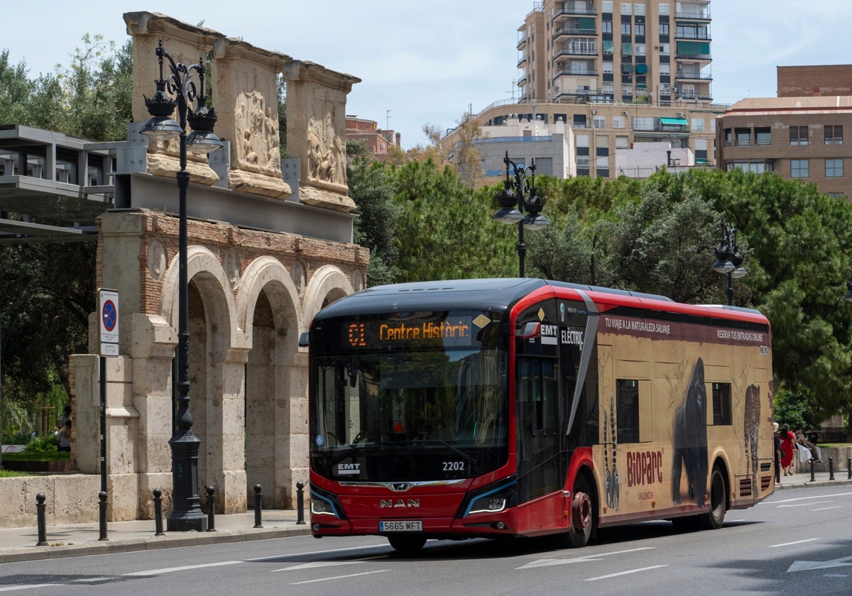 Un autobús recorre la calle Guillem de Castro.