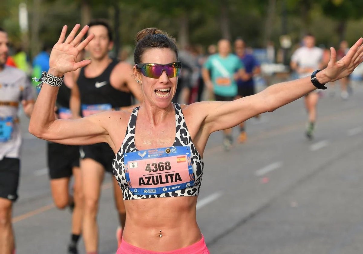 Una corredora, durante el Medio Maratón Valencia 2023.