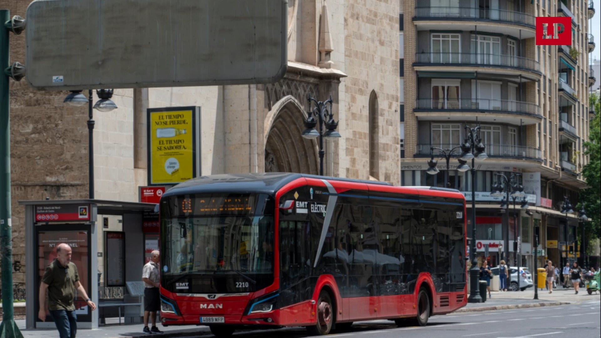 La EMT prohibirá subir con patinetes eléctricos a los autobuses en Valencia