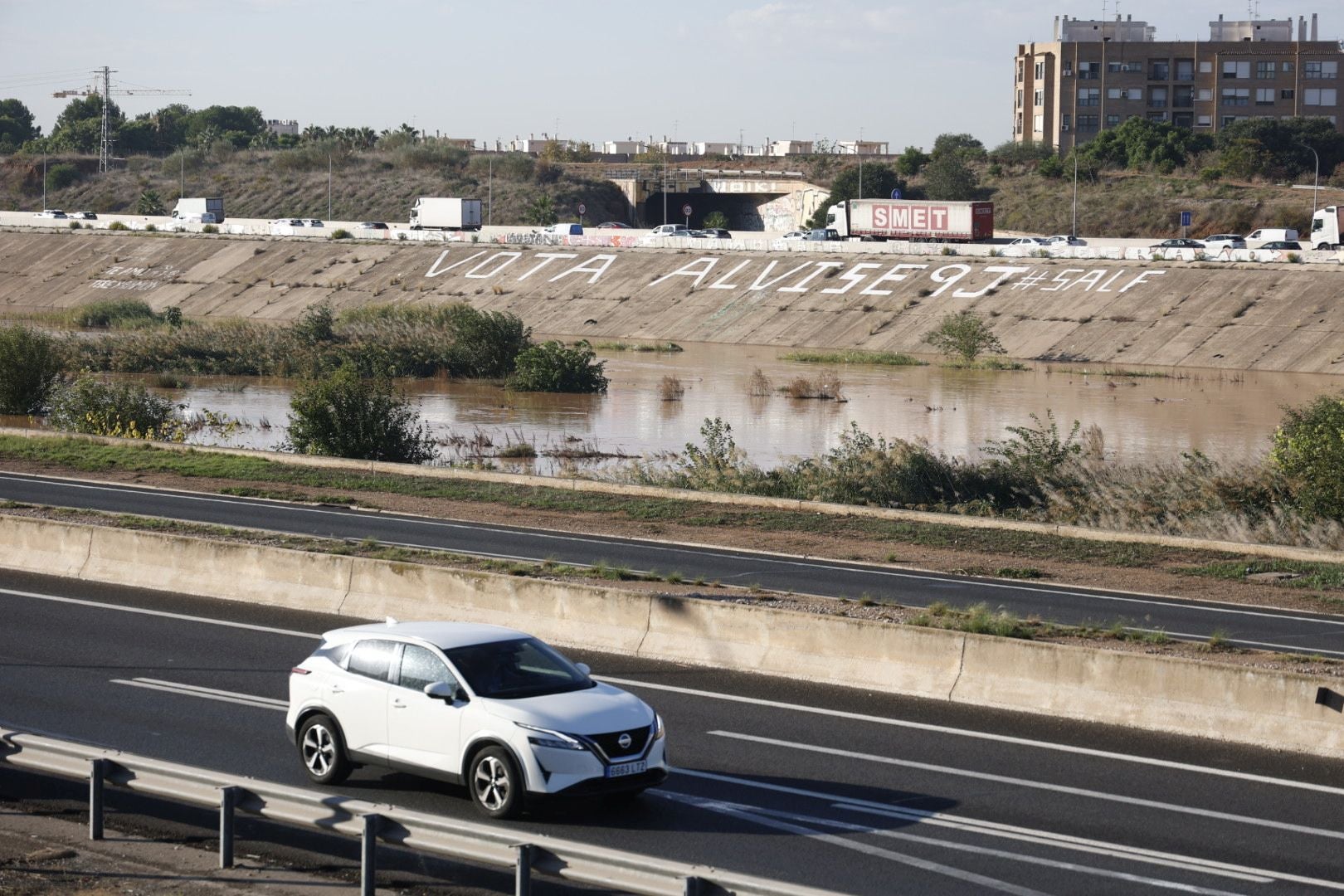 El nuevo cauce del Turia recorre Valencia lleno de agua