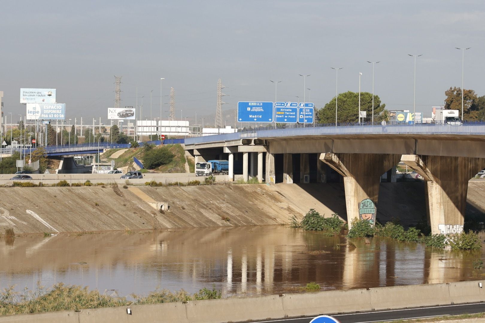 El nuevo cauce del Turia recorre Valencia lleno de agua