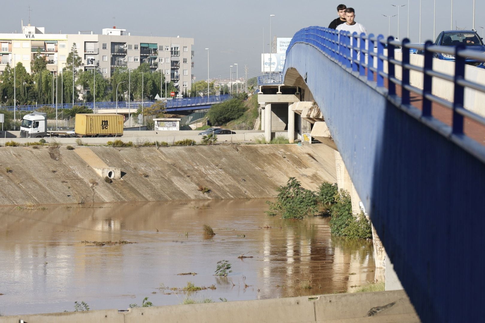 El nuevo cauce del Turia recorre Valencia lleno de agua