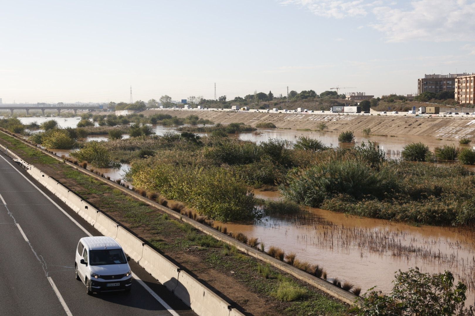 El nuevo cauce del Turia recorre Valencia lleno de agua