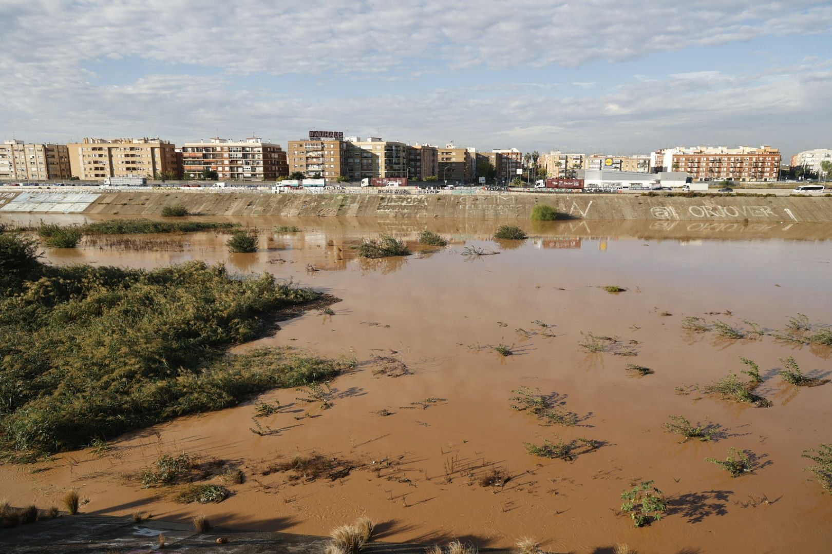 El nuevo cauce del Turia recorre Valencia lleno de agua