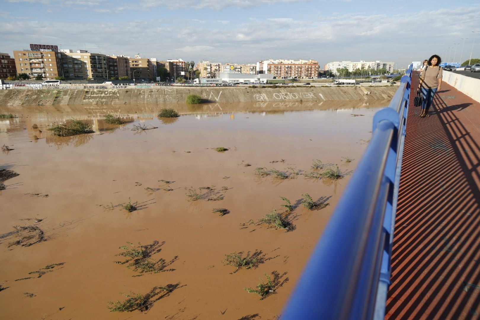 El nuevo cauce del Turia recorre Valencia lleno de agua