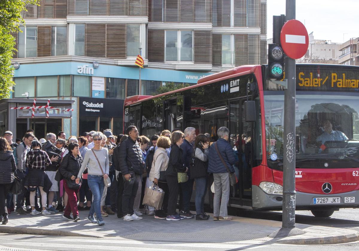 La EMT prohibirá subir con patinetes eléctricos a los autobuses en Valencia