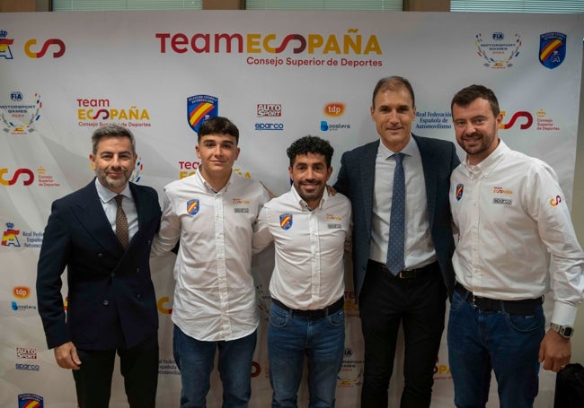 El director del Circuit, Nicolás Collado, y el director general de Deportes, Luis Cervera, junto a los pilotos de la Comunitat.