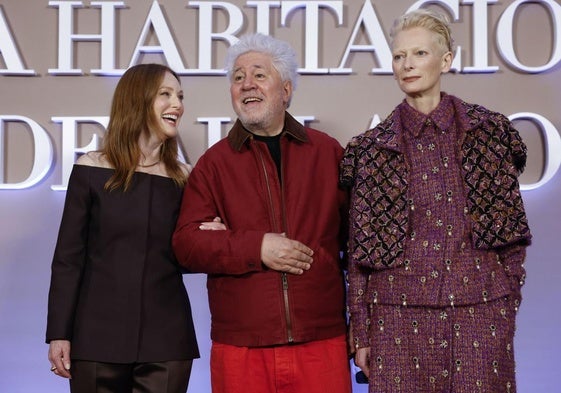 Pedro Almodóvar, acompañado de Julianne Moore y Tilda Swinton, las dos actrices de su última película, 'La habitación de al lado'.