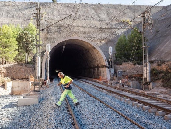 Túnel de la línea de alta velocidad a su paso por La Font de la Figuera.