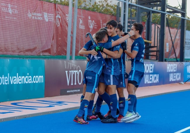 La selección masculina de hockey de la Comunitat Valenciana celebra un gol durante un partido