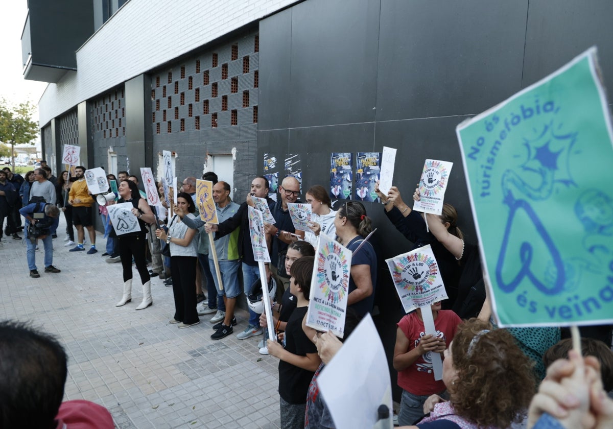 Cadena humana contra los bajos turísticos de un edificio de la calle José Roca Coll en Patraix.