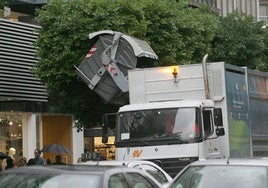 Un camión recogiendo la basura en la calle Colón, en imagen de archivo.