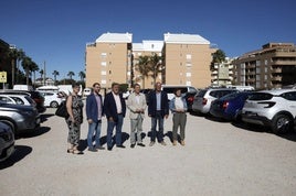 El conseller y las autoridades en el solar donde se construirá el nuevo centro de salud.