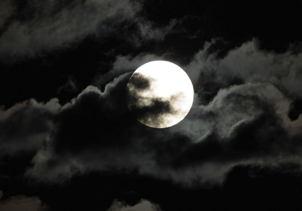 La luna del cazador sobre Valencia.