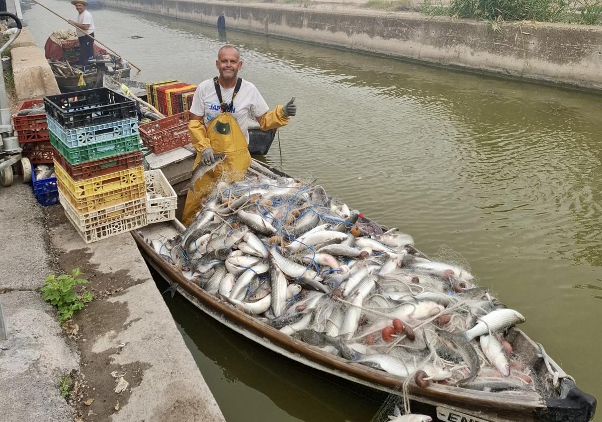 Un pescador del Palmar se hace viral con un vídeo de su captura de 700 kilos de lisa que saltan sobre su barca