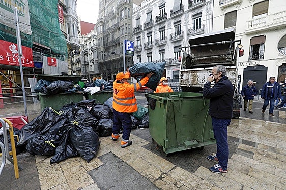 Operarios recogiendo la basura en Valencia.