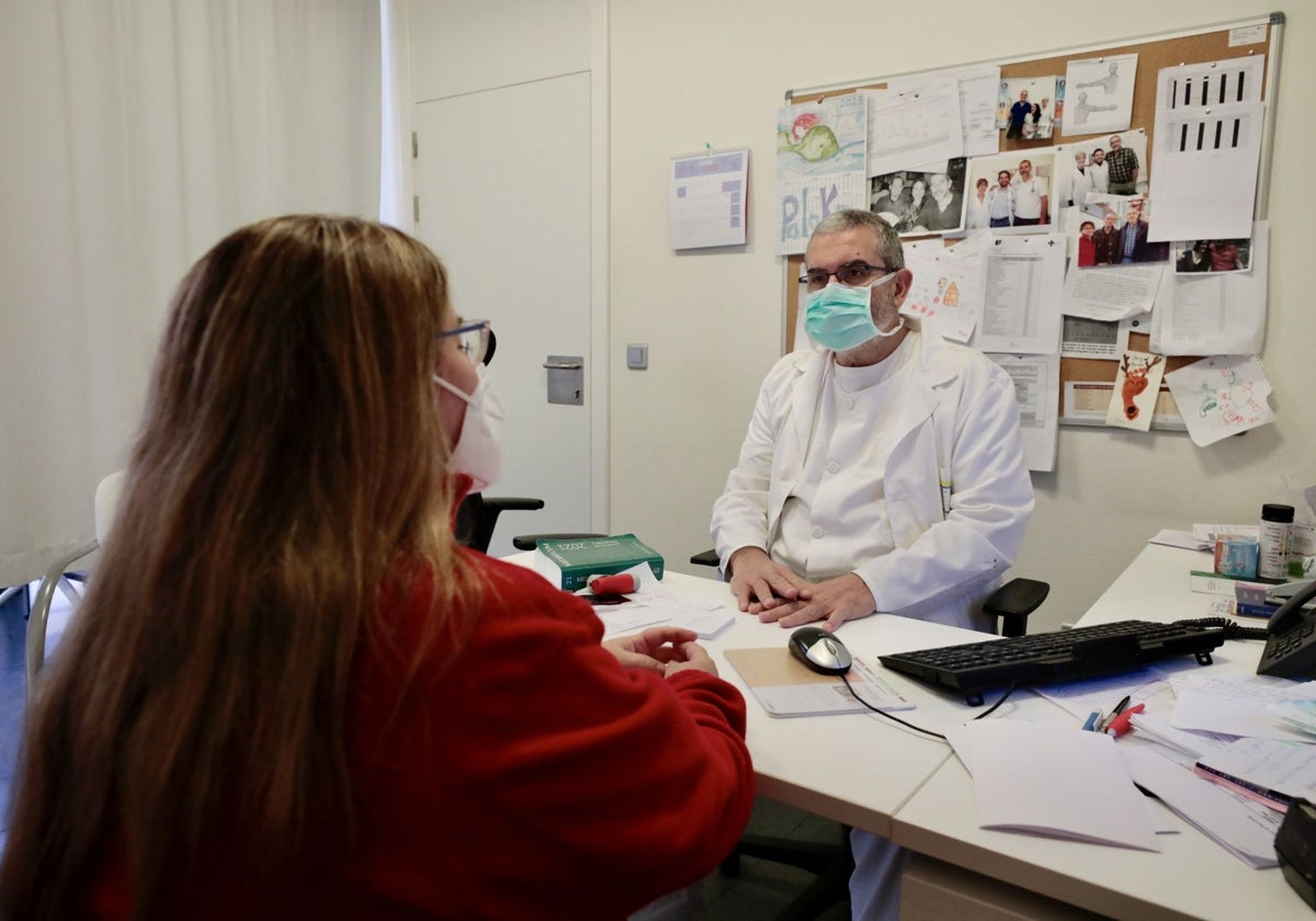 Un médico atiende a una paciente en el centro de salud.