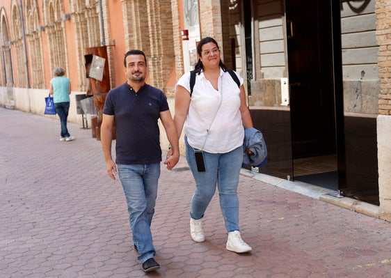 Adrián y Sofía, felices tras regresar a Alzira.