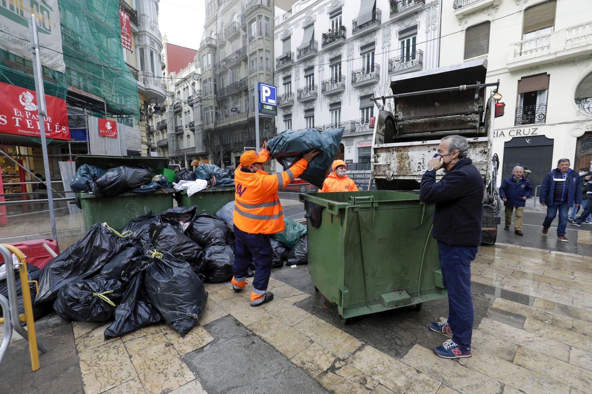 Recogida de la basura en una calle de Valencia.