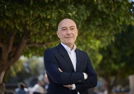 El concejal Jesús Carbonell, antes de la entrevista, en la plaza del Ayuntamiento.