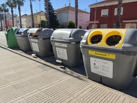 Contenedores en una calle de Alzira.