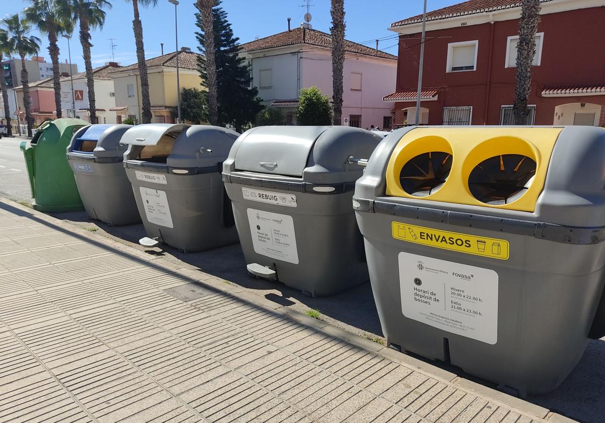 Contenedores en una calle de Alzira.