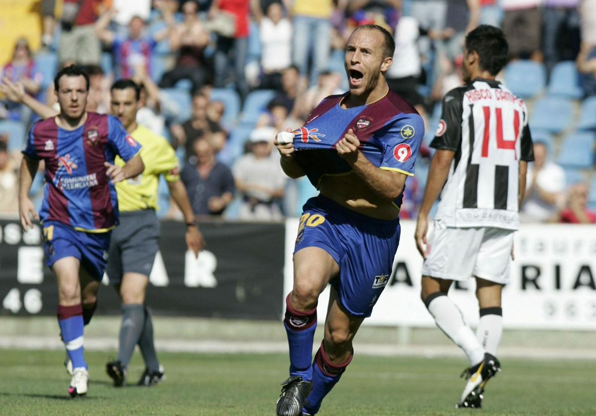 Juanlu, celebrando su gol ante el Castellón en 2010.