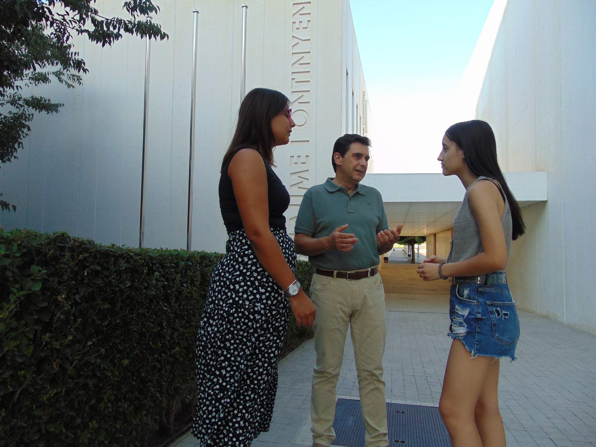 El portavoz socialista con mmiembros de la comunidad educativa del centro.